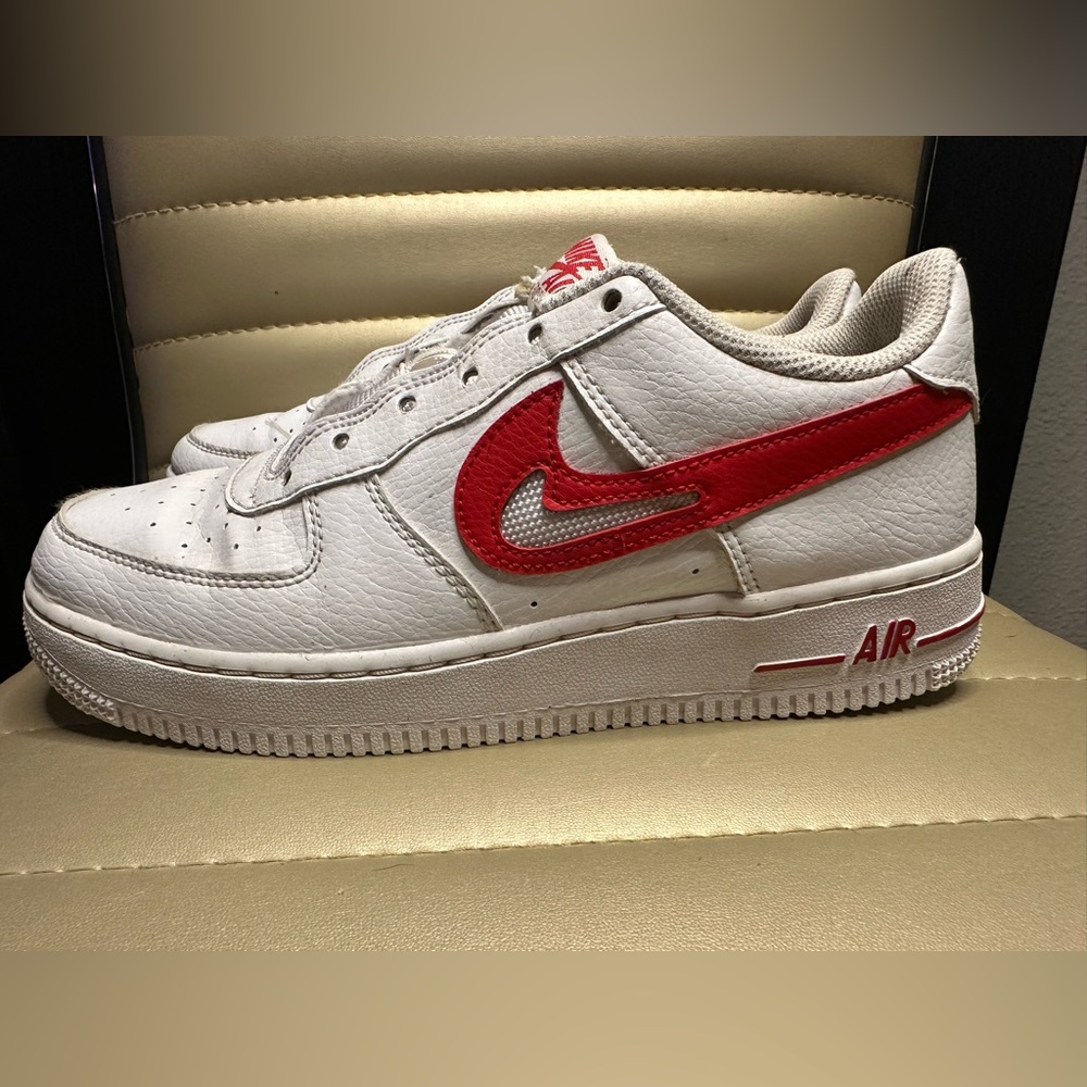 White & red air force 1’s 5.5Y
